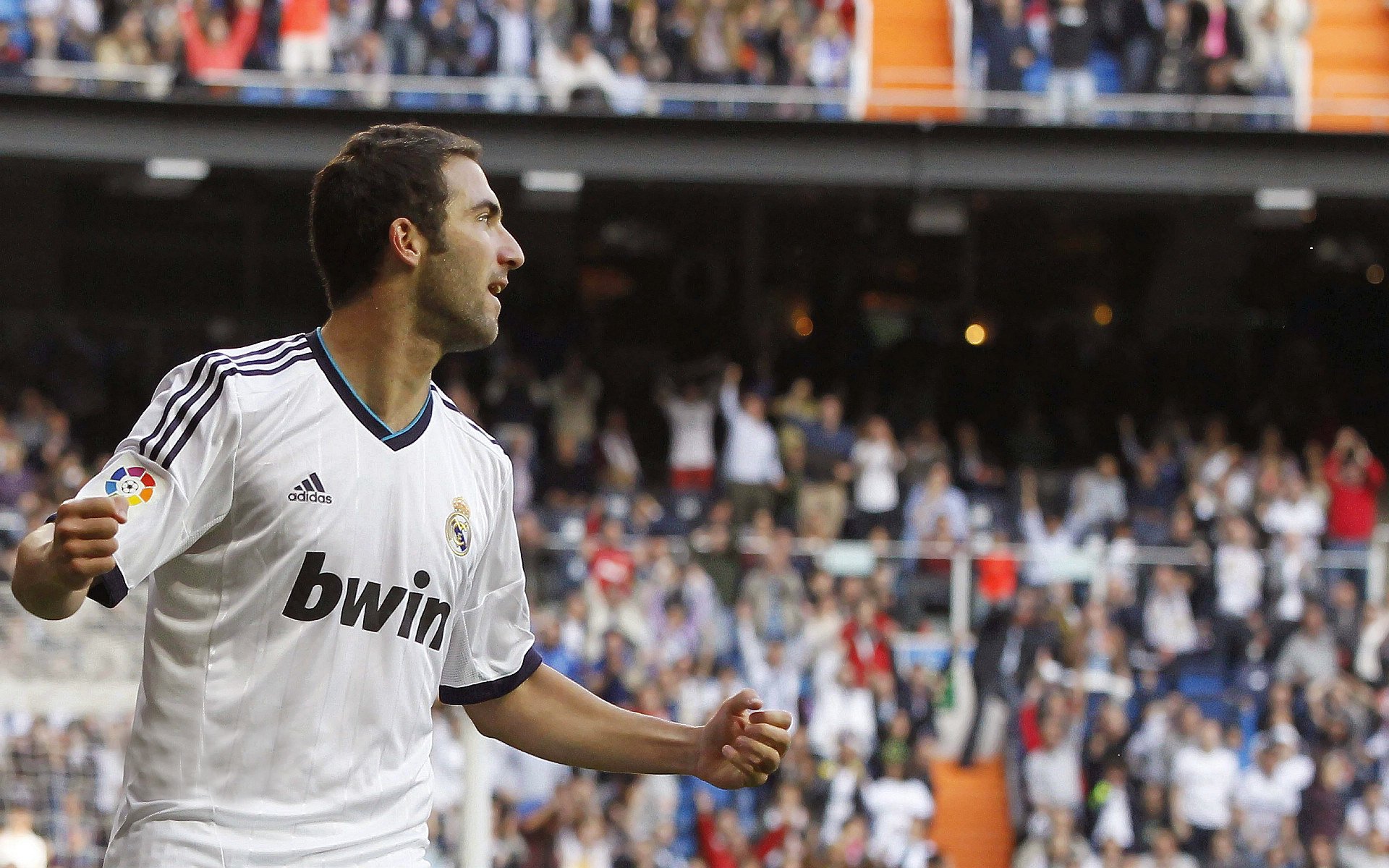 守门员的影子延伸了防守范围，守门员的角色